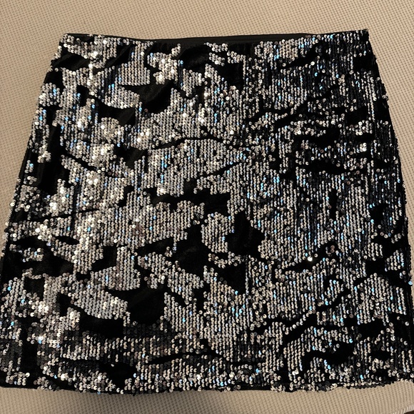 Reitmans Dresses & Skirts - NWOT Reitmans XL Mini Sequin Skirt